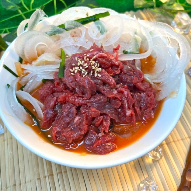 육회폭탄 입맛을 돋구는 육회물회