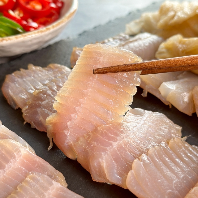 톡! 쏘는 맛이 일품인 서해안 홍어회