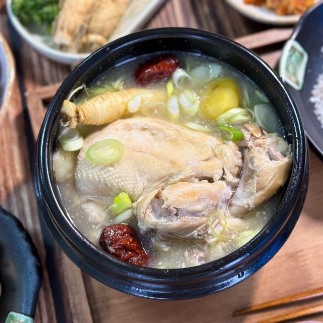 [1팩 7900원] 식당 가지마십쇼! 국내산 닭을 사용한 삼계탕