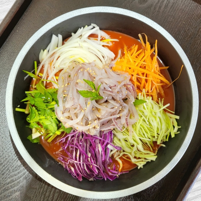 여름철별미! 뼛속까지 시원한 새콤달콤 한치물회